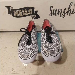Size 7 Black and White Shoes